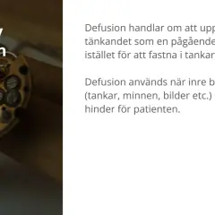 Kognitiv defusion handlar om att observera tankar som en process, inte fastna i dem. Bilden visar urverksdetaljer, som symboliserar komplexiteten i tankar.