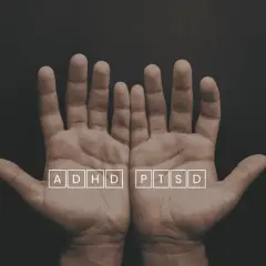 Två öppna händer med texten ADHD och PTSD i rutor. En visuell representation av utmaningar som ptsd svenska kan innebära.