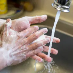 Händerna tvättas noggrant med tvål och vatten. En person med ocd svenska kan uppleva detta som en nödvändig ritual.