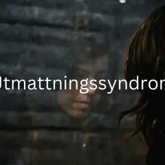En person ser sig i spegeln, texten "Utmattningssyndrom" syns. Bilden kan illustrera utmattningssyndrom faser.