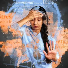 En kvinna med handen mot pannan, omgiven av ord som "stress" och "ångest". En visuell representation av hur man kan få ner pulsen vid ångest.