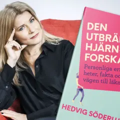 En kvinna med blå ögon och blont hår sitter i en röd fåtölj bredvid boken "Den utbrända hjärnforskaren". Boken handlar om utmattningssyndrom och hur man kan läka.