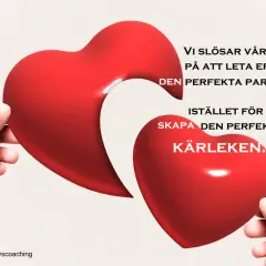 Två händer håller varsin halva av ett rött hjärta. Texten uppmanar att skapa kärleken istället för att leta efter den perfekta partnern, vilket kan leda till dålig kommunikation i relationen.