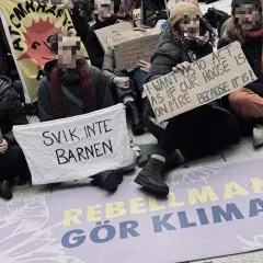 Aktivister sitter på marken med skyltar som "Svik inte barnen" och "Rebellmammor gör klimatet". Ingen frågar hur jag mår, men deras budskap är tydligt.