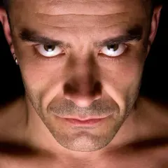 Intens blick från en man med örhänge. Kanske resultatet av ett psykopat test?