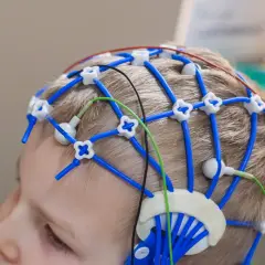 Barn med EEG-hjälm, forskning om magnesium och adhd.