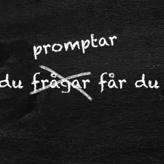 Text på en griffeltavla: "promptar" överstruket, under står "Som du frågar får du svar!". Ett test för att se om kan jag lita på honom.