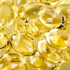 En hög med genomskinliga, gulaktiga kapslar. Dessa kan vara d-vitamin som kan hjälpa mot depression.