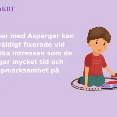 Pojke med Asperger leker med tåg. Hans intensiva fokus på intressen kan ibland uppfattas som socialt inkompetent.