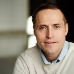 En man med intensiv blick, kanske en narcissistisk personlighet, tittar rakt in i kameran.