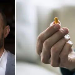 Man med skägg håller en gul kapsel, en ny medicin mot schizofreni.
