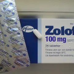 En förpackning och ett blister med Zoloft 100 mg sertralin, som kan hjälpa vid panikångest.