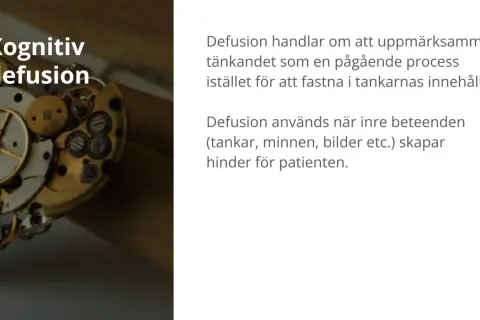 Kognitiv defusion handlar om att observera tankar som en process, inte fastna i dem. Bilden visar urverksdetaljer, som symboliserar komplexiteten i tankar.