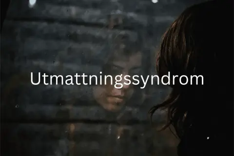 En person ser sig i spegeln, texten "Utmattningssyndrom" syns. Bilden kan illustrera utmattningssyndrom faser.