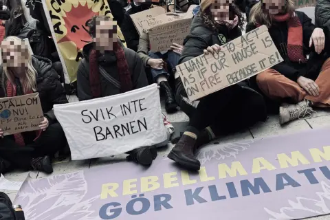 Aktivister sitter på marken med skyltar som "Svik inte barnen" och "Rebellmammor gör klimatet". Ingen frågar hur jag mår, men deras budskap är tydligt.