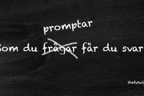 Text på en griffeltavla: "promptar" överstruket, under står "Som du frågar får du svar!". Ett test för att se om kan jag lita på honom.
