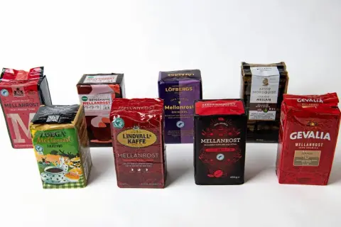 En samling kaffepaket, från Gevalia till Löfbergs, som kan ge en känsla av ångest av kaffe för den som inte kan välja.
