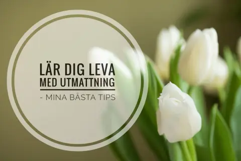 Vita tulpaner och texten "Lär dig leva med utmattning - mina bästa tips". En påminnelse om att hantera utmattningssyndrom och sjukskrivning.