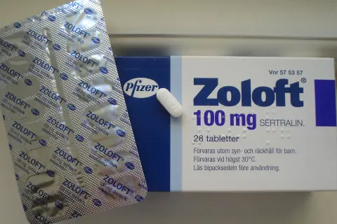 En förpackning och ett blister med Zoloft 100 mg sertralin, som kan hjälpa vid panikångest.