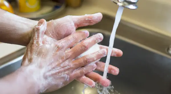 Händerna tvättas noggrant med tvål och vatten. En person med ocd svenska kan uppleva detta som en nödvändig ritual.