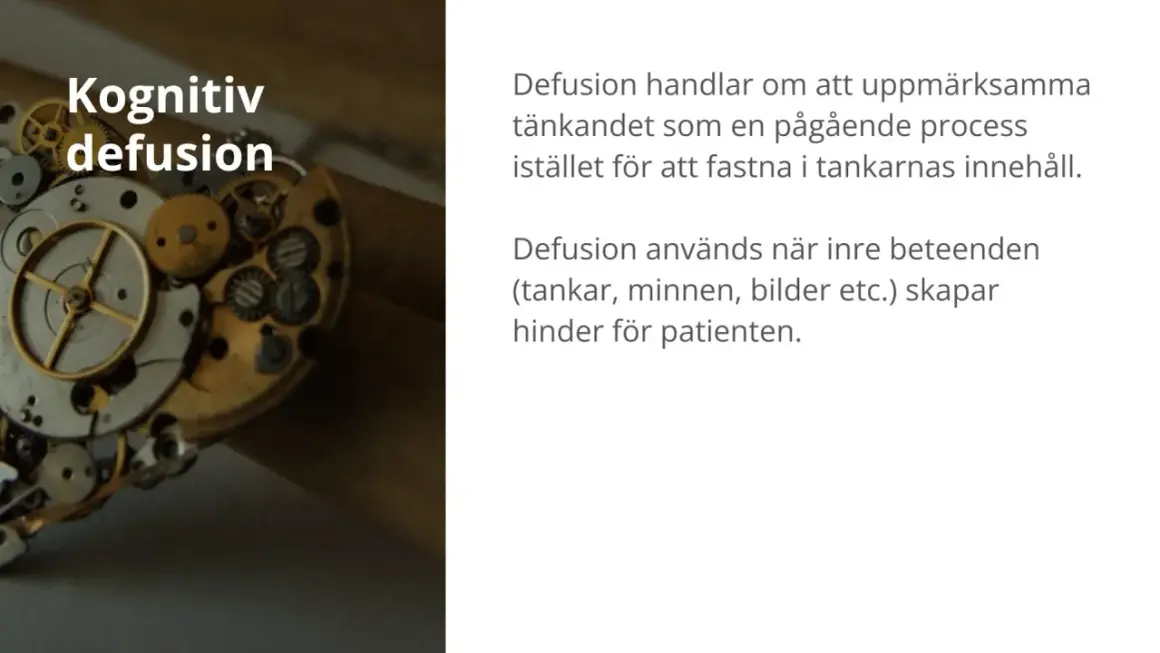 Kognitiv defusion handlar om att observera tankar som en process, inte fastna i dem. Bilden visar urverksdetaljer, som symboliserar komplexiteten i tankar.