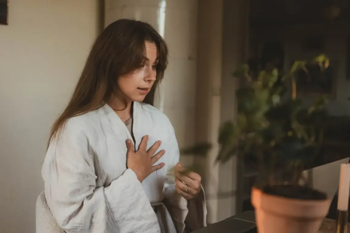 En kvinna i morgonrock med handen på bröstet, kanske i samtal om medberoende och narcissistiska relationer.
