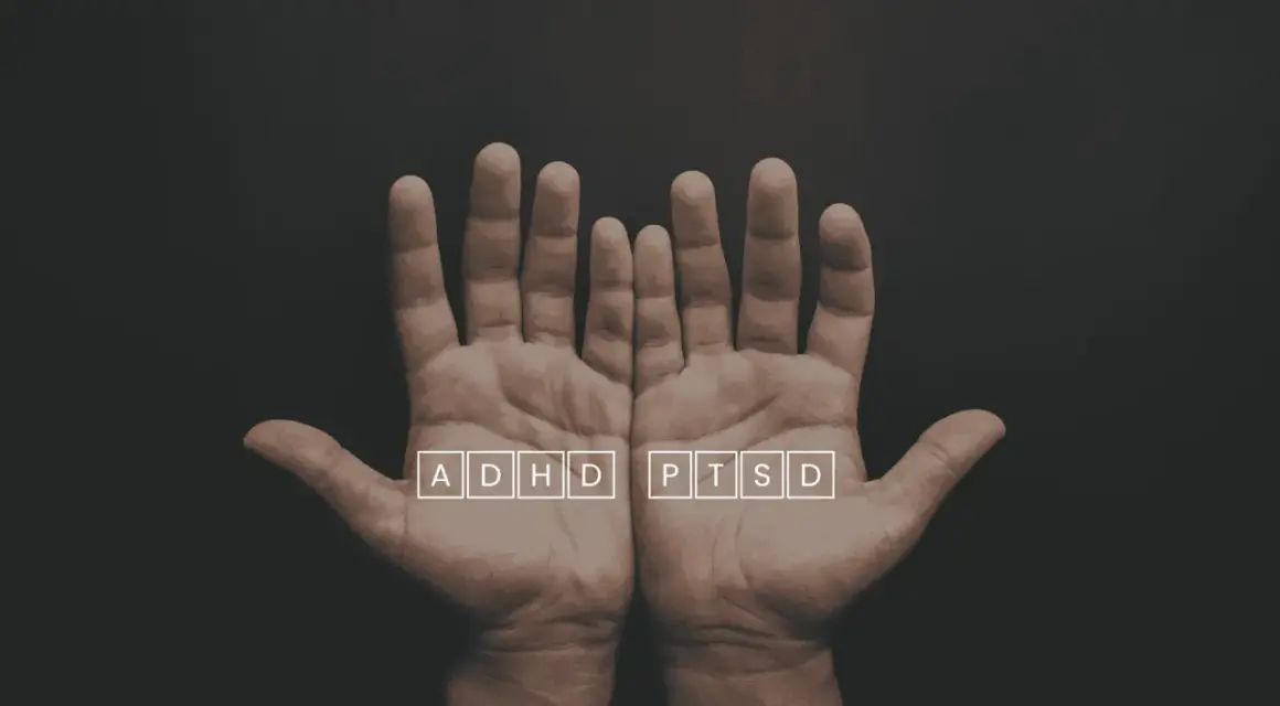 Två öppna händer med texten ADHD och PTSD i rutor. En visuell representation av utmaningar som ptsd svenska kan innebära.