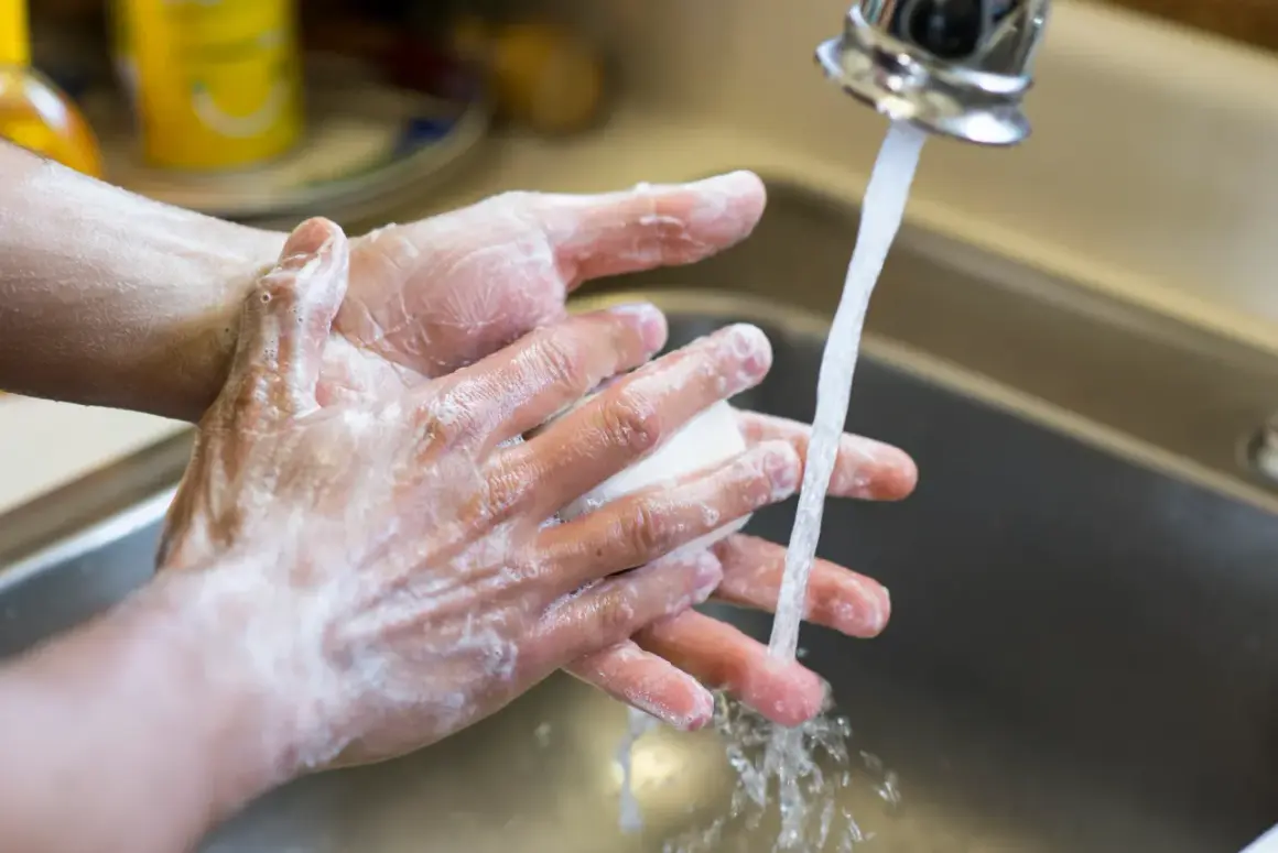 Händerna tvättas noggrant med tvål och vatten. En person med ocd svenska kan uppleva detta som en nödvändig ritual.
