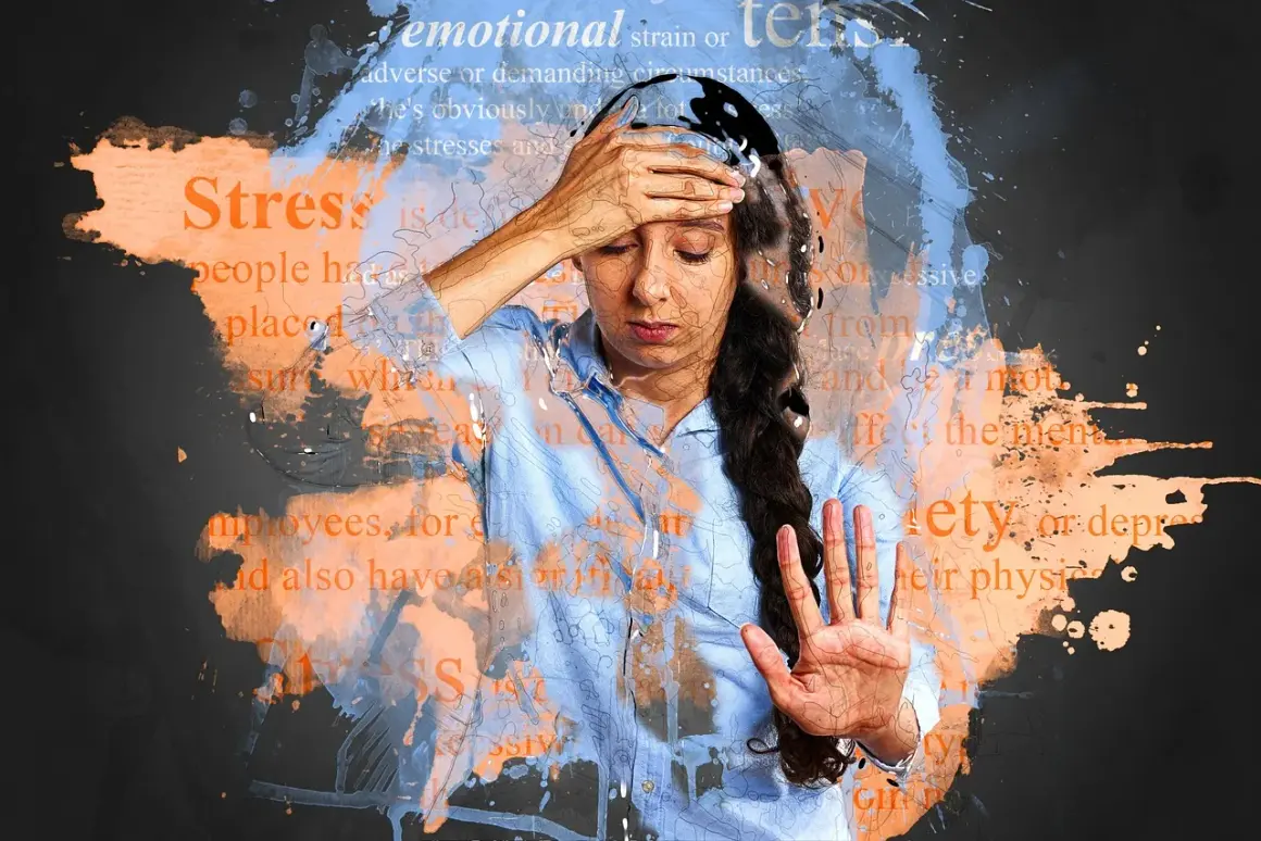 En kvinna med handen mot pannan, omgiven av ord som "stress" och "ångest". En visuell representation av hur man kan få ner pulsen vid ångest.