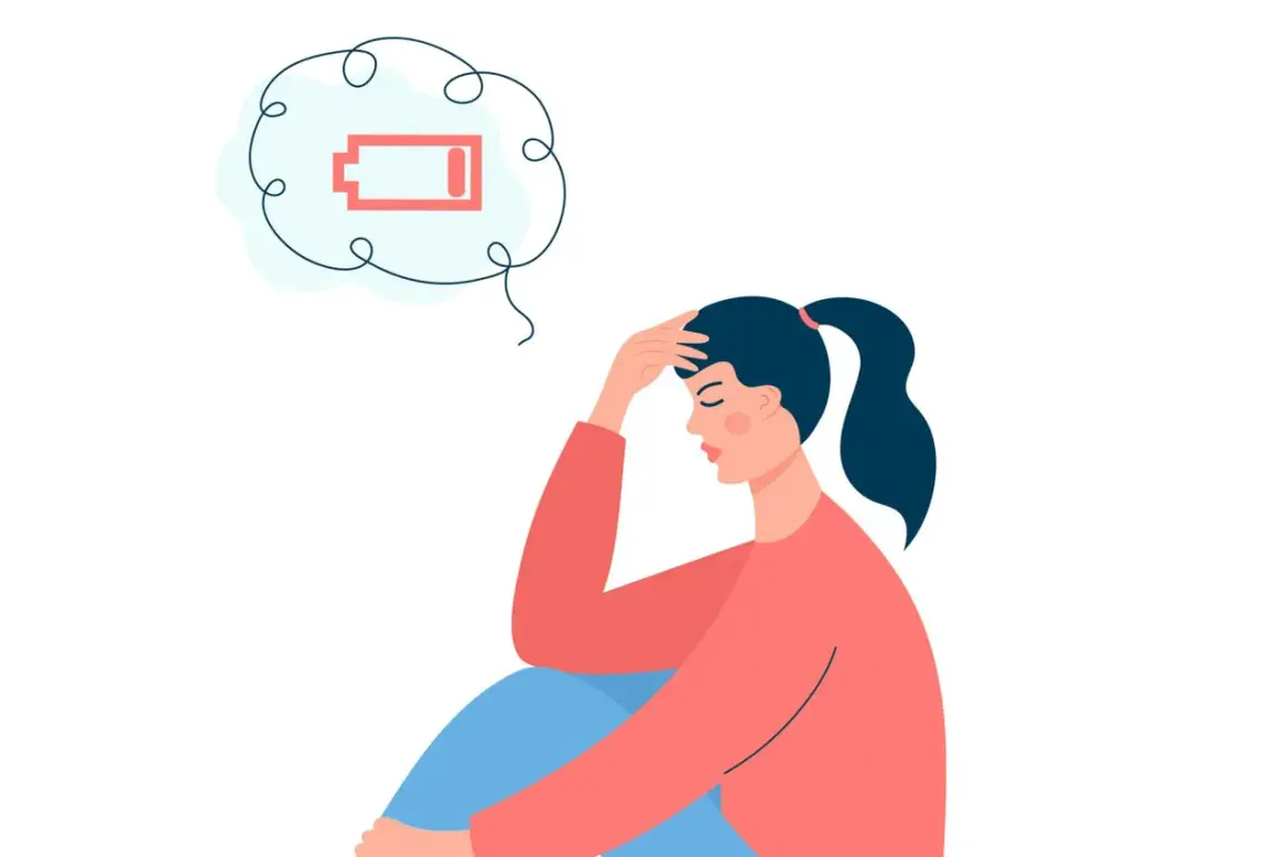 En kvinna med handen mot pannan, en tom batterisymbol i en tankebubbla. Ett tydligt tecken på inre stress symptom.