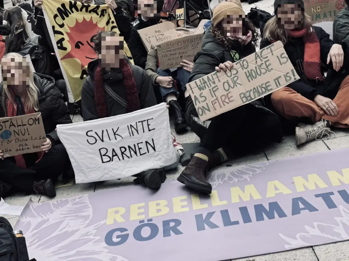 Aktivister sitter på marken med skyltar som "Svik inte barnen" och "Rebellmammor gör klimatet". Ingen frågar hur jag mår, men deras budskap är tydligt.