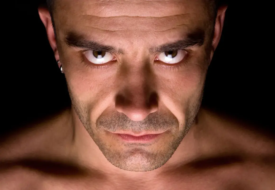 Intens blick från en man med örhänge. Kanske resultatet av ett psykopat test?