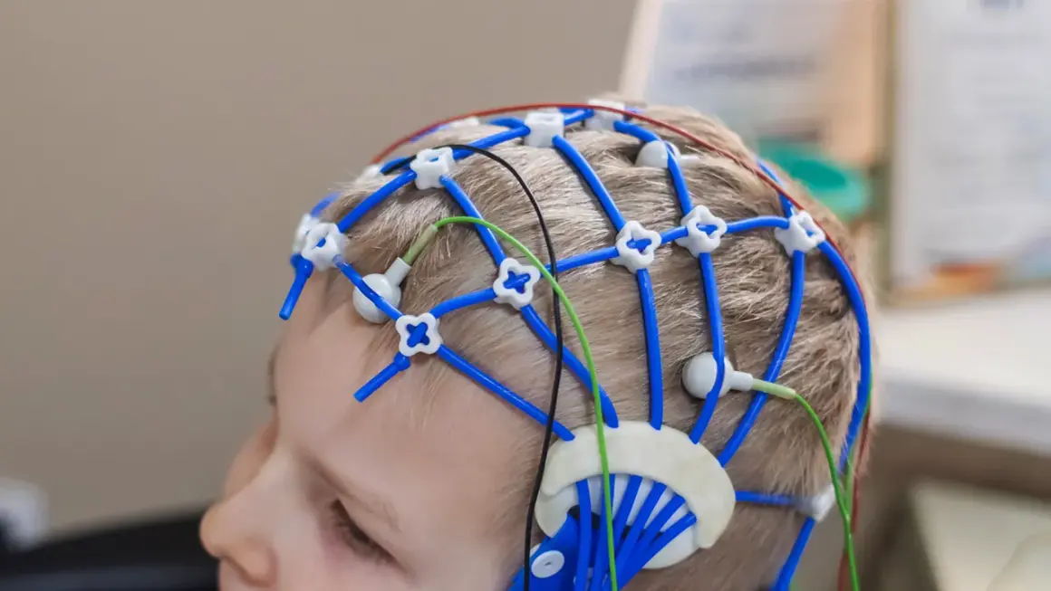 Barn med EEG-hjälm, forskning om magnesium och adhd.