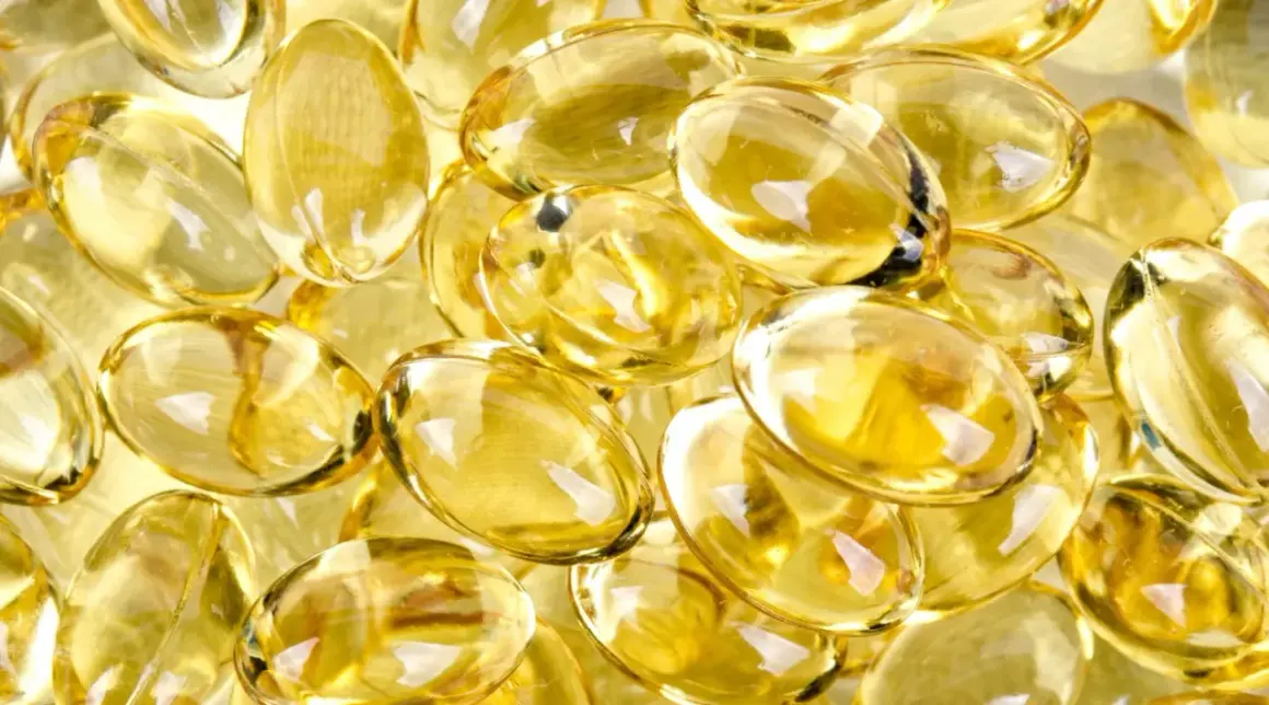 En hög med genomskinliga, gulaktiga kapslar. Dessa kan vara d-vitamin som kan hjälpa mot depression.