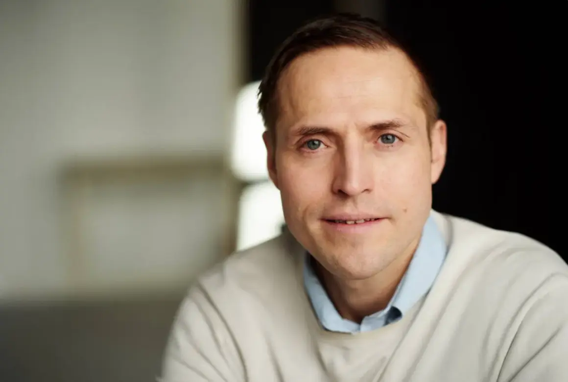 En man med intensiv blick, kanske en narcissistisk personlighet, tittar rakt in i kameran.