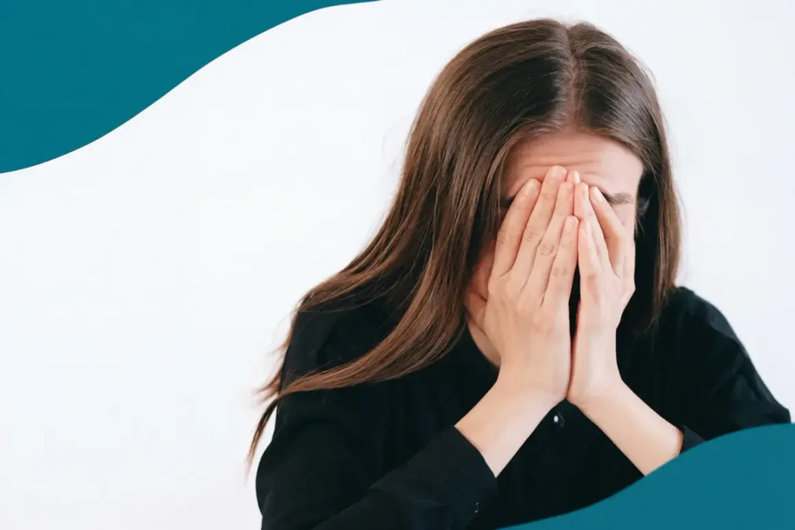 En kvinna med händerna för ansiktet, en bild som kan symbolisera stressrelaterade sjukdomar och känslan av att vara överväldigad.