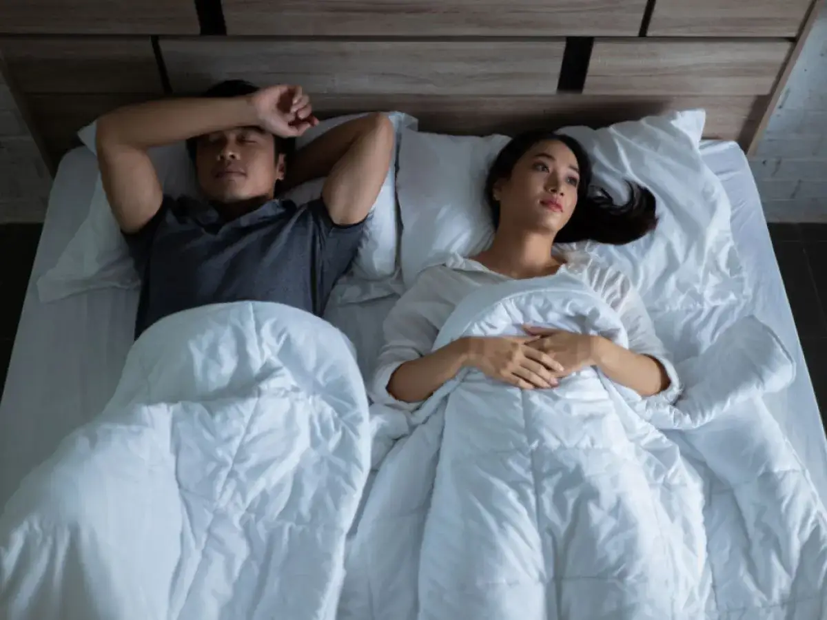 Ett par ligger i s&auml;ngen. Mannen sover, men kvinnan har &aring;ngest efter sex och stirrar upp i taket.