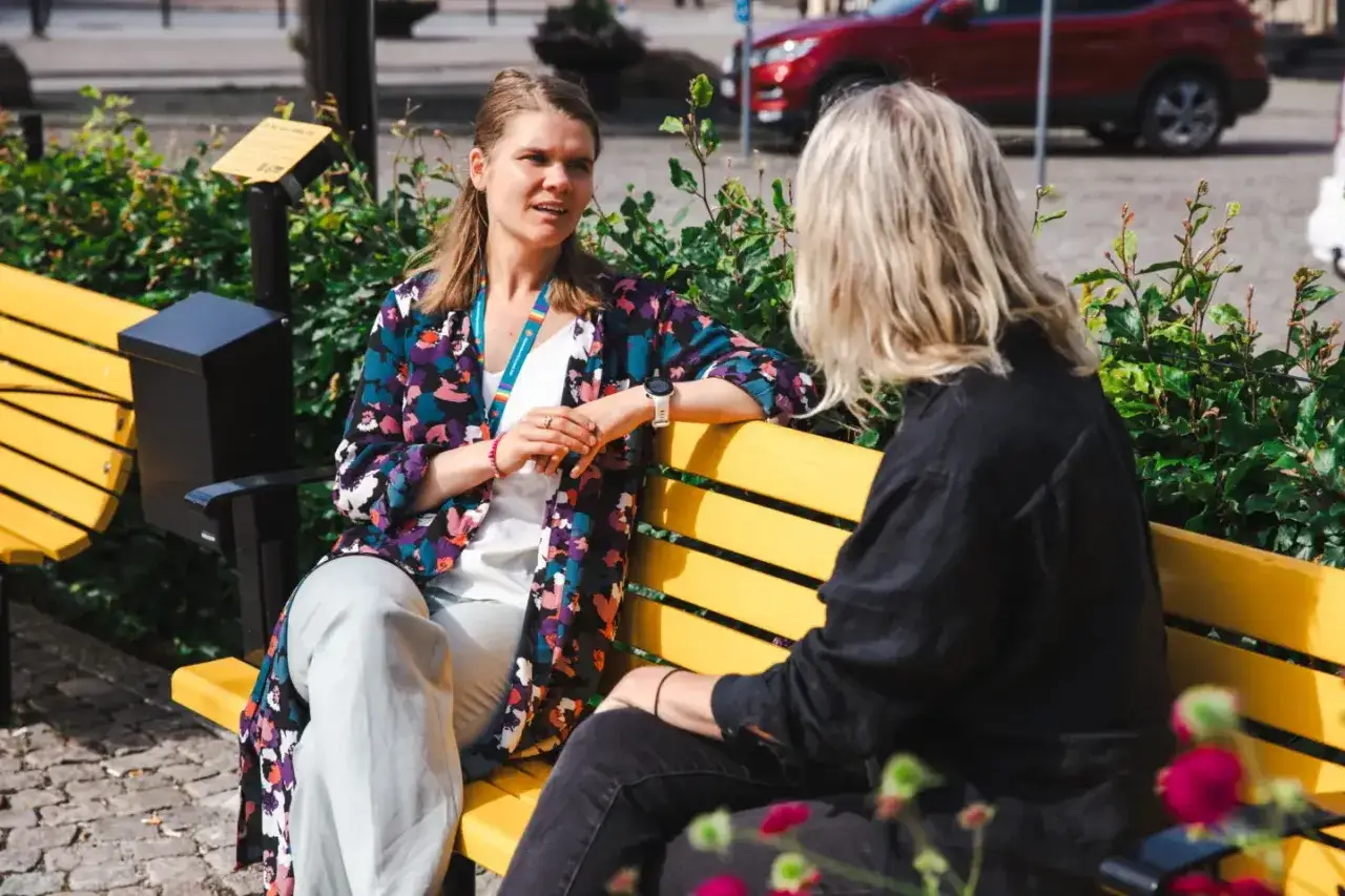 Tv&aring; kvinnor samtalar p&aring; en parkb&auml;nk. En av dem ber&auml;ttar om utmaningar med att leva med en deprimerad partner.