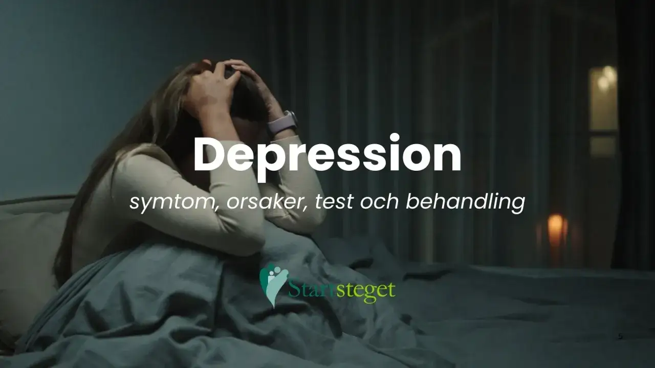 En kvinna sitter hopkrupen i sängen, med händerna i håret. Texten