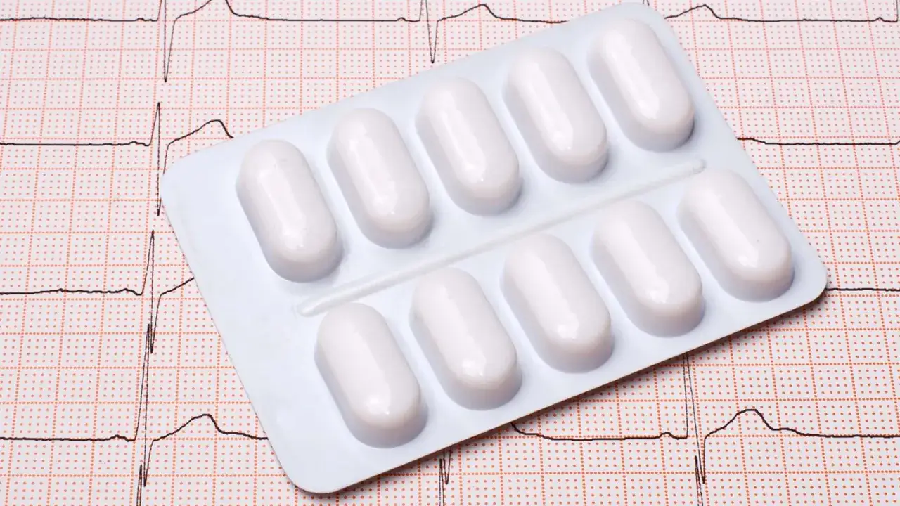 Blisterf&ouml;rpackning med vita piller p&aring; ett EKG-papper. Kan vara betablockerare mot &aring;ngest.