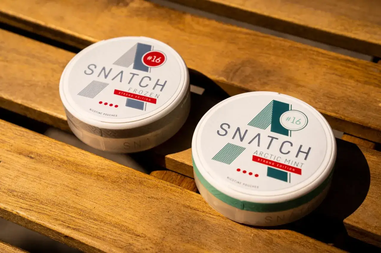 Tv&aring; dosor SNATCH snus, Frozen och Arctic Mint. Kanske en liten dos snus &aring;ngest inf&ouml;r valet?